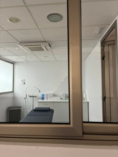 Blick durch die Durchreiche in den Eingriffsraum der Inselproktologie Mallorca - im Hintergrund sind die Einweginstrumente.